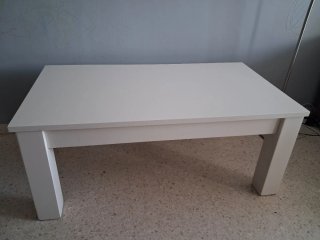 Mesa de madera blanca baja.