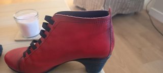 Botín rojo con cordones negros están nuevos y piel