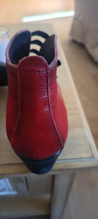 Botín rojo con cordones negros están nuevos y piel