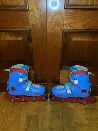 Patines en línea azules y rojos