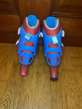 Patines en línea azules y rojos