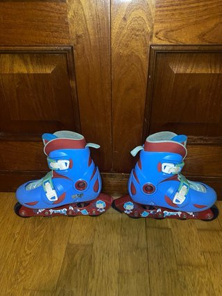 Patines en línea azules y rojos