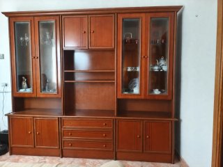 Mueble de salón clásico de madera con vitrinas