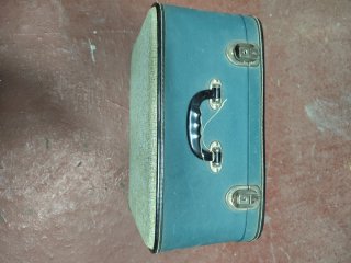 Maleta vintage azul con asa y cierres