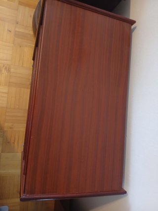 Mesa auxiliar de madera con ruedas