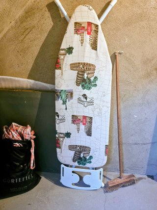 Tabla de planchar con estampado de ciudades