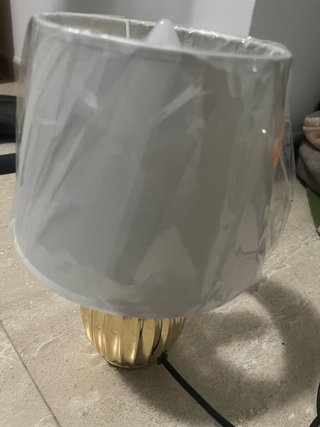 Lámpara de mesa dorada y blanca