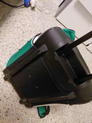 Maleta de viaje verde y blanca
