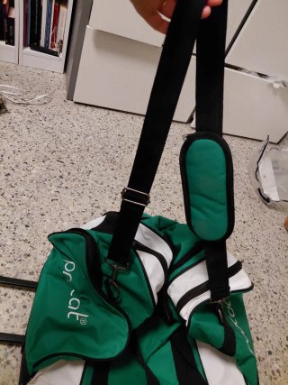 Maleta de viaje verde y blanca