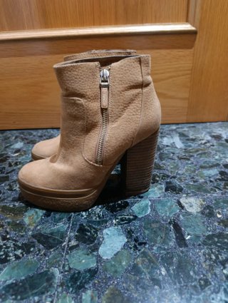 Botines de tacón beige y marrón