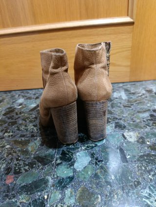 Botines de tacón beige y marrón