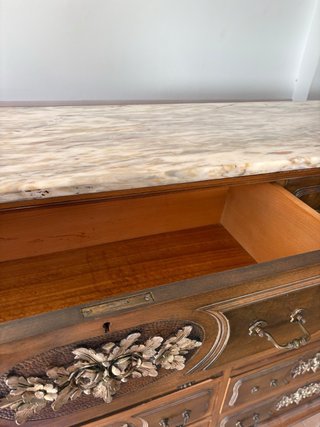 Cómoda antigua de madera y mármol