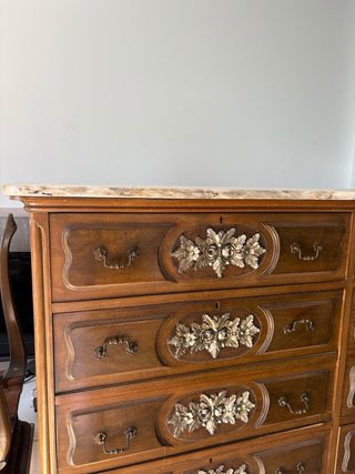 Cómoda antigua de madera y mármol