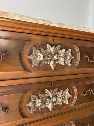 Cómoda antigua de madera y mármol