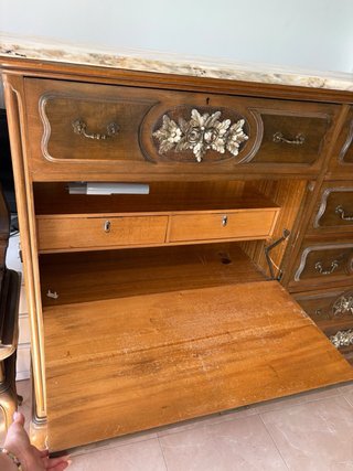 Cómoda antigua de madera y mármol