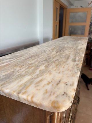 Cómoda antigua de madera y mármol