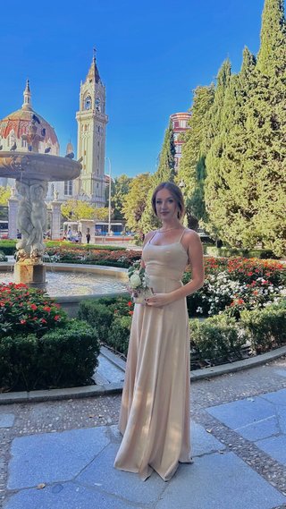 Vestido largo elegante champagne invitada