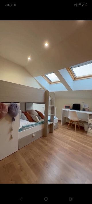 Litera beige y blanca de madera