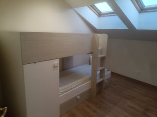 Litera beige y blanca de madera