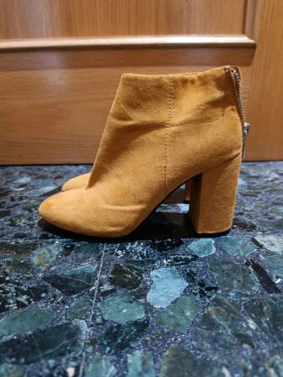 Botines tacón amarillo ante