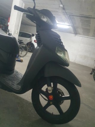 SYM HD 125 EVO Scooter Negra