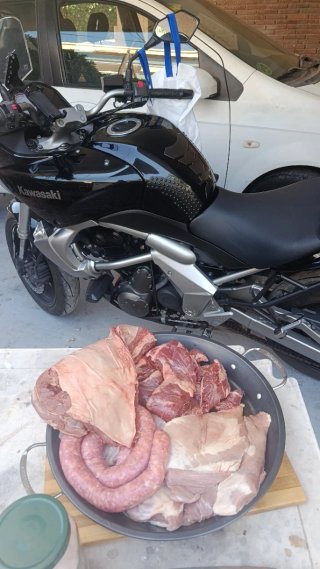 Kawasaki Adventure Moto Negra y Plateada