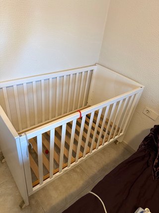Cuna de bebé blanca con ruedas