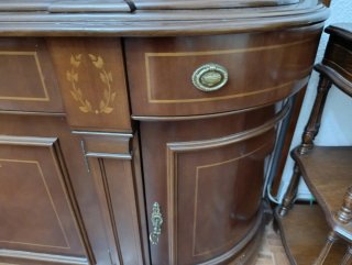 Mueble de salón de madera y cristal
