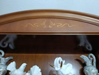 Mueble de salón de madera y cristal