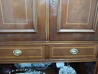 Mueble de salón de madera y cristal