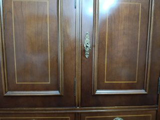 Mueble de salón de madera y cristal