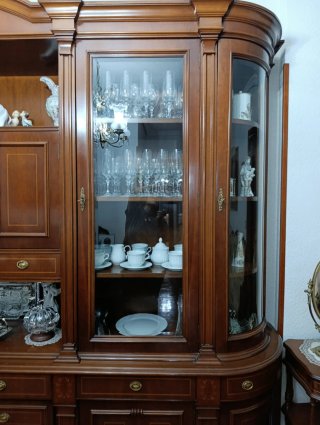 Mueble de salón de madera y cristal