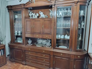 Mueble de salón de madera y cristal