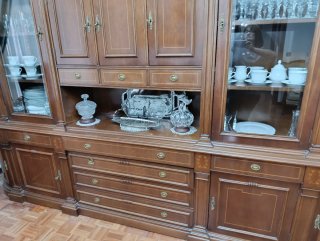 Mueble de salón de madera y cristal
