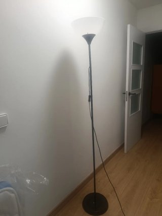 Lámpara de pie negra y blanca
