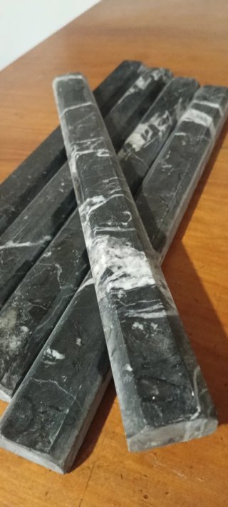 Listones de mármol negro con vetas blancas
