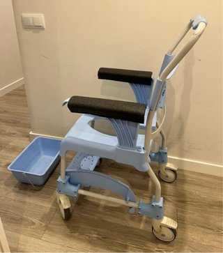 Silla de ducha azul con ruedas
