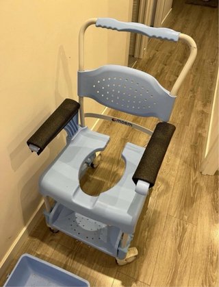 Silla de ducha azul con ruedas