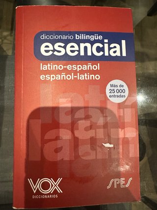 Diccionario bilingüe esencial: Latino-Español /...