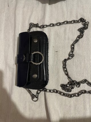 Bolso negro con cadena