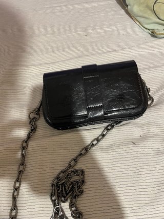 Bolso negro con cadena