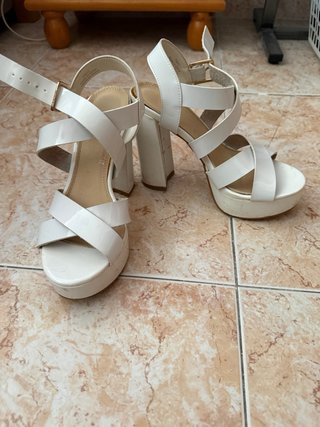 Sandalias de tacón blancas