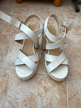 Sandalias de tacón blancas