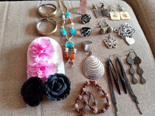 Lote bisutería: Collar, Pulsera, Pendientes anillo