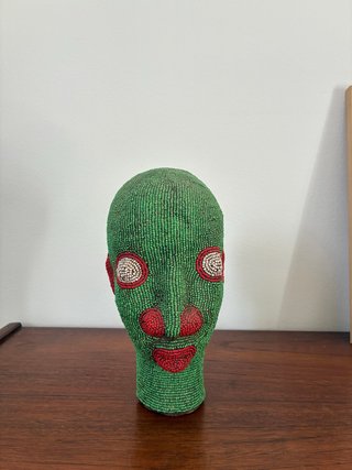 Cabeza de terracota cubierta con cuentas