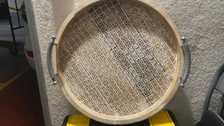 Bandeja grande redonda de madera tallada con asas
