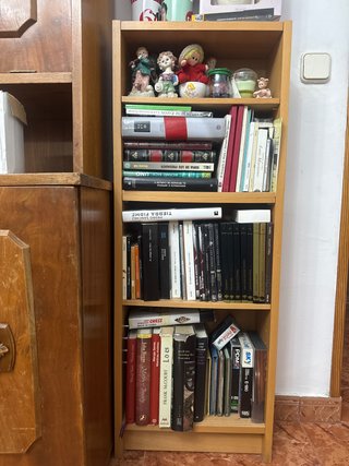 Estantería de madera con libros