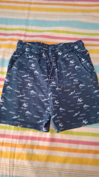 Pantalón corto niño estampado tiburones
