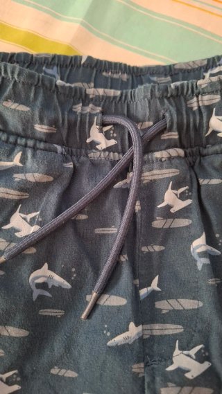 Pantalón corto niño estampado tiburones