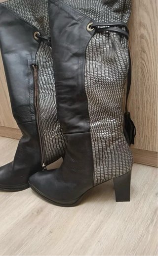 Botines altos negros y plateados